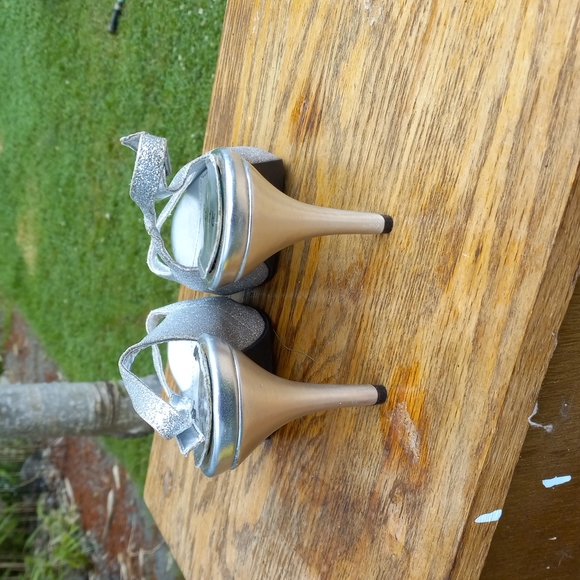 Bin 19. Rampage heels - Picture 4 of 6